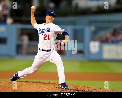 Los Angeles, CA, USA. 11. Juni 2013. Los Angeles Schwindler Krug Los Angeles Schwindler Krug Zack Greinke #21 Stellplätze während der Major League Baseball Spiel zwischen den Los Angeles Dodgers und die Arizona Diamondbacks am Dodger Stadium.Louis Lopez/CSM Credit beginnend ab: Csm/Alamy Live-Nachrichten Stockfoto