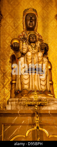 Schwarze Madonna und Kind Jesus Skulptur gotische katholische Barcelona Kathedrale Basilica Katalonien Spanien. Erbaut im Jahre 1298. Stockfoto