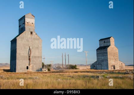 Getreidesilos in Larado, Montana. Manchmal auch die Prairie Kathedralen, wurden die älteren Aufzüge aus Holz gefertigt. Stockfoto