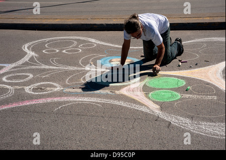 Künstler zeichnet eine Kreide-Design auf der Fahrbahn in Missoula, Montana.  Die Community-Event wurde Sonntag Straßen genannt. Stockfoto