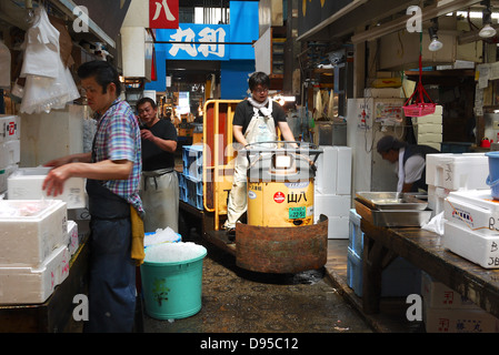 Japanische Arbeiter im Tsukiji Fish Market machen ihre Endverpackung und Abwasch vor Schließung für den Tag Stockfoto