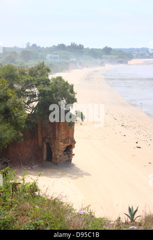 Einer alten militärischen Bunker am Strand bei nebligen Frühlingswetter. Jincheng, Kinmen County, Taiwan Stockfoto