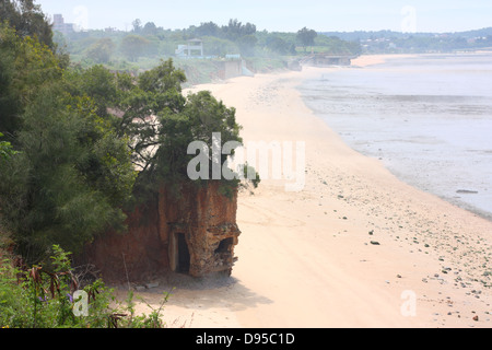 Einer alten militärischen Bunker am Strand bei nebligen Frühlingswetter. Jincheng, Kinmen County, Taiwan Stockfoto