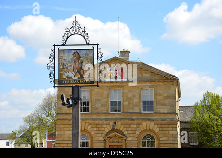 MacDonald "The Bear Hotel" Zeichen und Rathaus, Park Street, Woodstock, Oxfordshire, England, Vereinigtes Königreich Stockfoto