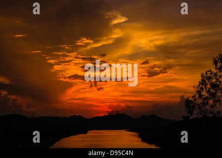 Sonnenuntergang am Vong Canh Hügel, Hue, Vietnam Stockfoto