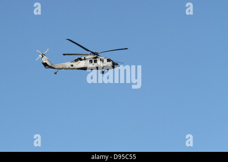 Ein uns Marine HH - 60H Seahawk von links nach rechts fliegen Stockfoto