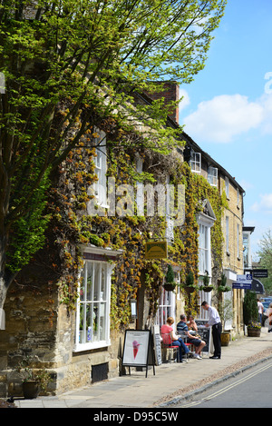 Brothertons Brasserie, High Street, Woodstock, Oxfordshire, England, Vereinigtes Königreich Stockfoto