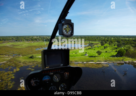 Robinson R44 Hubschrauber über Okavango Delta, Botswana, Afrika-Antenne Stockfoto