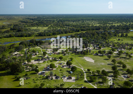 Boro-Dorf, Boro River und Buffalo Zaun Dehnung in Ferne, Okavango Delta, Botswana, Afrika-Antenne Stockfoto