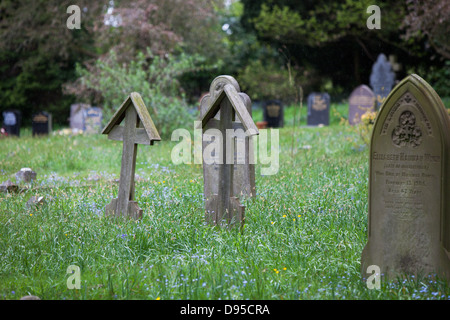 Eine ruhige Szene in einem Dorf-Friedhof am Hopwas in Staffordshire. Stockfoto