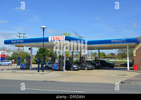 Tesco-Supermarkt-24 Stunden Service-Station, Pingle Drive, Bicester, Oxfordshire, England, Vereinigtes Königreich Stockfoto