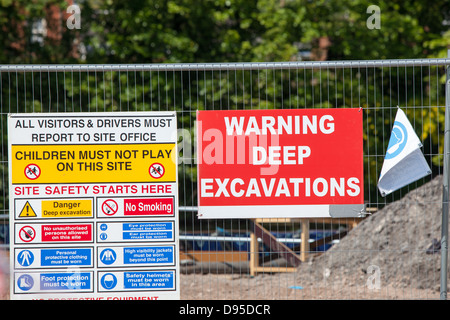 Warnhinweis auf einen Zaun um eine Baustelle. Stockfoto