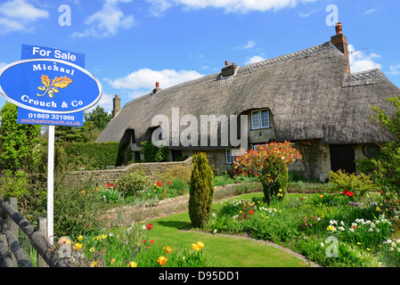 Reetdachhaus "For Sale" Schild, Newton Purcell, Oxfordshire, England, Vereinigtes Königreich Stockfoto