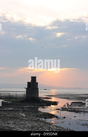 Einer alten militärischen Bunker vor der Küste bei Ebbe. Jincheng, Kinmen County, Taiwan Stockfoto