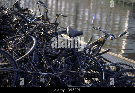 Alte Fahrräder in Kanäle gefunden. Amsterdam, Niederlande. Stockfoto