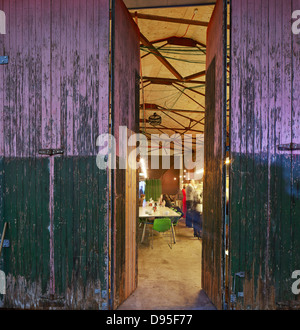 Camp und Ofen, Liverpool, Vereinigtes Königreich. Architekt: FWMA + & lächelnd Wolf, 2012. Blick vom Lager in umgebauten lokal und Stockfoto