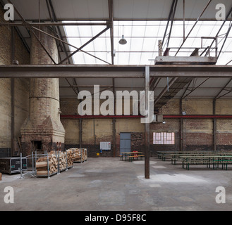 Camp und Ofen, Liverpool, Vereinigtes Königreich. Architekt: FWMA + & lächelnd Wolf, 2012. Lagerhalle mit großer Industrieofen Stockfoto