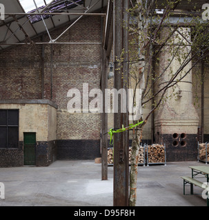 Camp und Ofen, Liverpool, Vereinigtes Königreich. Architekt: FWMA + & lächelnd Wolf, 2012. Lagerhalle mit großer Industrieofen Stockfoto