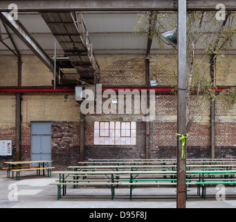 Camp und Ofen, Liverpool, Vereinigtes Königreich. Architekt: FWMA + & lächelnd Wolf, 2012. Lagerhalle mit Holz Tabellen eingerichtet Stockfoto