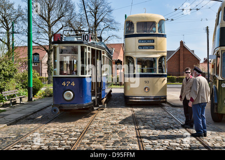 1929 Amsterdam 474 und ein 1950 Sheffield 513 Straßenbahn mit ihren Fahrern im East Anglia Transport Museum, Suffolk, UK Stockfoto