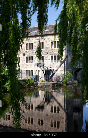 Alter Kran und 18. Jahrhundert Lager (umgerechnet) spiegelt sich in Huddersfield breiter Kanal, Huddersfield, West Yorkshire Stockfoto