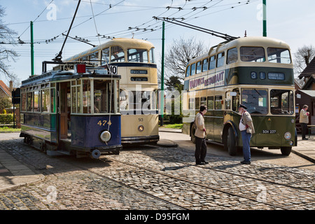 1929 Amsterdam 474, Sheffield 513 Straßenbahnen 1950 und 1960 Sunbeam Trollybus und Treiber im East Anglia Transport Museum, Suffolk, UK Stockfoto