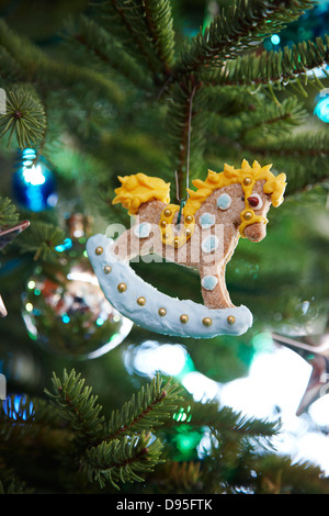 Lebkuchen-Schaukelpferd dekoriert mit Puderzucker hängt an einer Kiefer als Ornament Weihnachtsdekoration, Kanada Stockfoto