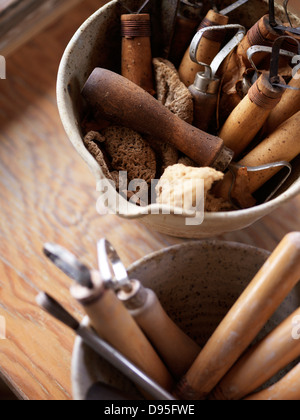 Keramik Herstellung von Werkzeugen zum Schneiden, Kanten, schneiden und Waschungen Ton stehen in Tontöpfen, Kanada Stockfoto