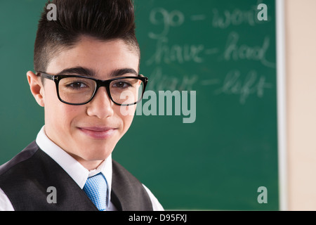 Close-up Portrait von Boy vor Tafel im Klassenzimmer Stockfoto