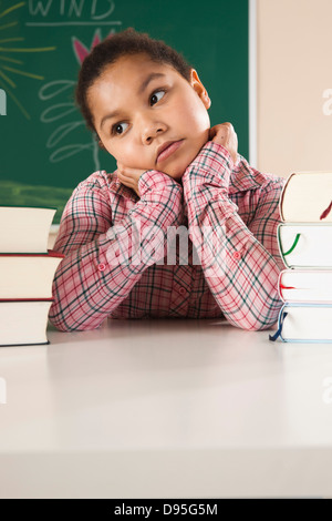 Mädchen und Lehrbücher im Klassenzimmer, Baden-Württemberg, Deutschland Stockfoto