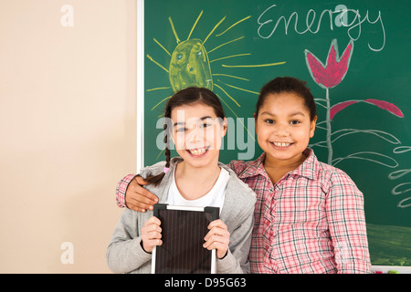 Mädchen lernen über Alternative Energien im Klassenzimmer, Baden-Württemberg, Deutschland Stockfoto