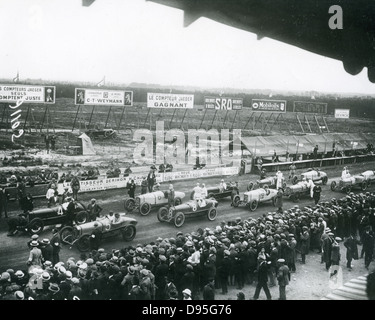 GROßER Preis von Frankreich in Le Mans auf Montag, 25. Juli 1921. Die weiße Düsenberg zu Beginn entnehmen Sie bitte unten stehende Beschreibung Stockfoto
