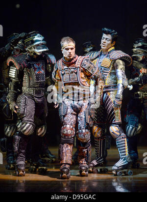 Dpa-exklusiv - Actor Marcel Brauneis (C), spielen, die Teil der Dampflok Rusty und Schauspieler spielt die Rolle des Dieselmotors Greaseball Andreas Wolfram (R) führen in das musical "Starlight Express" in Bochum, Deutschland, 28. Mai 2013. Das musical "Starlight Express" feiert sein 25-jähriges Jubiläum in Bochum. Foto: Caroline Seidel Stockfoto