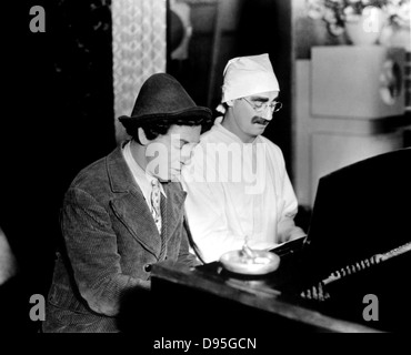 DUCK SOUP 1933 Universal Film mit Harpo Marx auf der linken Seite und Groucho Stockfoto