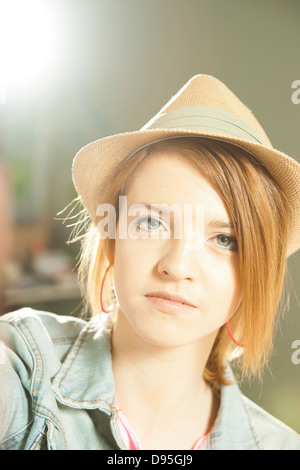 Kopf und Schultern Porträt von Teenager-Mädchen mit Hut im Atelier. Stockfoto