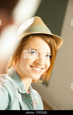 Kopf und Schultern Porträt von Teenager-Mädchen mit Hut im Atelier. Stockfoto