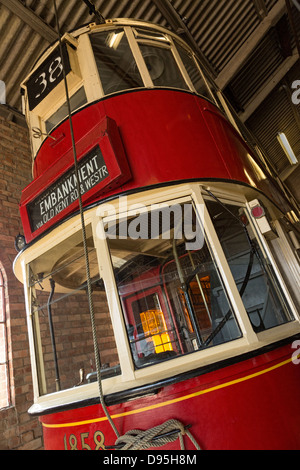 1930-London Transport EMB-Straßenbahn in der Garage an der East Anglia Transport Museum, Suffolk, UK. Stockfoto