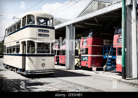 1950 geht Sheffield 513 Straßenbahn die rote Bus Garage im East Anglia Transport Museum, Suffolk, UK Stockfoto