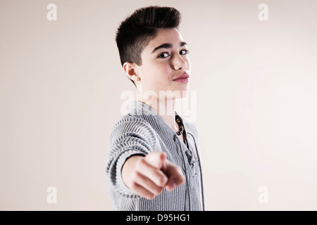 Porträt eines jungen zeigen und Blick in die Kamera im Studio Stockfoto