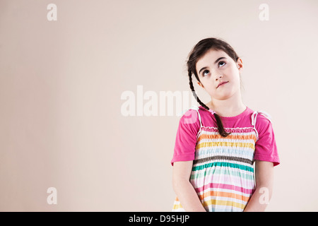 Porträt von Mädchen nachschlagen im Studio Stockfoto