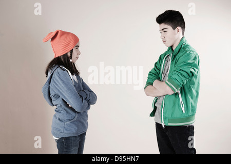 Jungen und Mädchen streiten im Studio Stockfoto