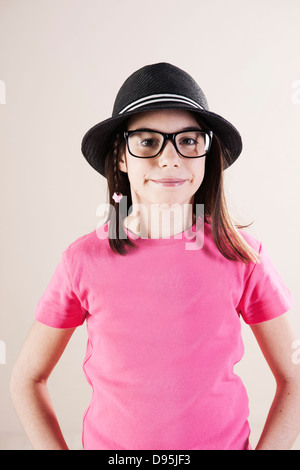 Porträt eines Mädchens tragen Fedora und Horn-Rimmed Brillen, Blick in die Kamera, Studioaufnahme Stockfoto