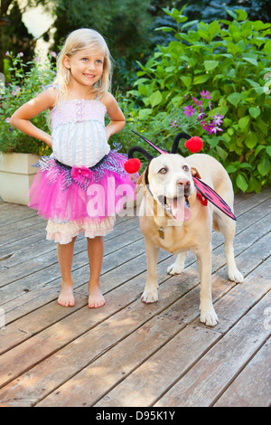 Junges Mädchen Dress spielen mit Hund an einem sonnigen Sommernachmittag in Portland, Oregon, USA Stockfoto