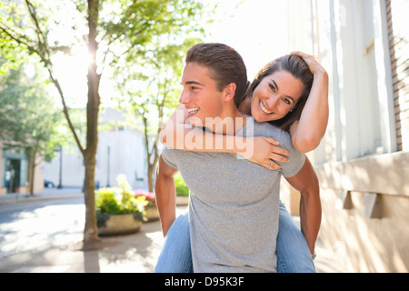 Paar im Freien, Mann Huckepack Frau, Portland, Oregon, USA Stockfoto