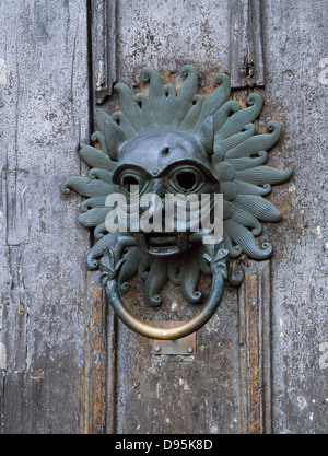 Moderne Replik von den frühen C12th Bronze-Löwen Kopf mittelalterlichen Wallfahrtskirche Klopfer auf den Haupteingang (N) der Kathedrale von Durham, England. Stockfoto