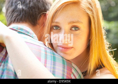 Junges Paar im Park an einem Sommertag, Portland, Oregon, USA Stockfoto