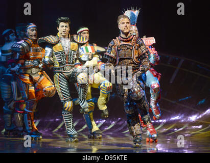 Dpa-exklusiv - Schauspieler Andreas Wolfram (L) spielt die Rolle des Greaseball und Marcel Brauneis (R), spielt die Rolle des Rusty, führt in das musical "Starlight Express" in Bochum, Deutschland, 28. Mai 2013. Das musical "Starlight Express" feiert sein 25-jähriges Jubiläum in Bochum. Foto: Caroline Seidel Stockfoto