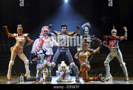 Dpa-exklusiv - führen Sie Actor Andreas Wolfram (C) spielen, der Teil des Greaseball und Mitglieder des Ensembles in das musical "Starlight Express" in Bochum, Deutschland, 28. Mai 2013. Das musical "Starlight Express" feiert sein 25-jähriges Jubiläum in Bochum. Foto: Caroline Seidel Stockfoto