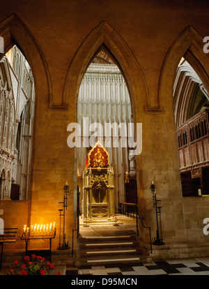 St Albans Cathedral: Blick von der Retrochor im mittelalterlichen Oak gerade Galerie (R) und restaurierten C14th Purbeck-Marmor-Schrein-Basis von St. Alban. Stockfoto