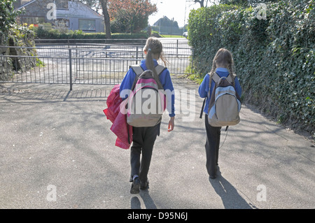 B9Y5DP zwei Schwestern, die Rückkehr von der Schule... Bild 2009. Genaues Datum unbekannt. Stockfoto